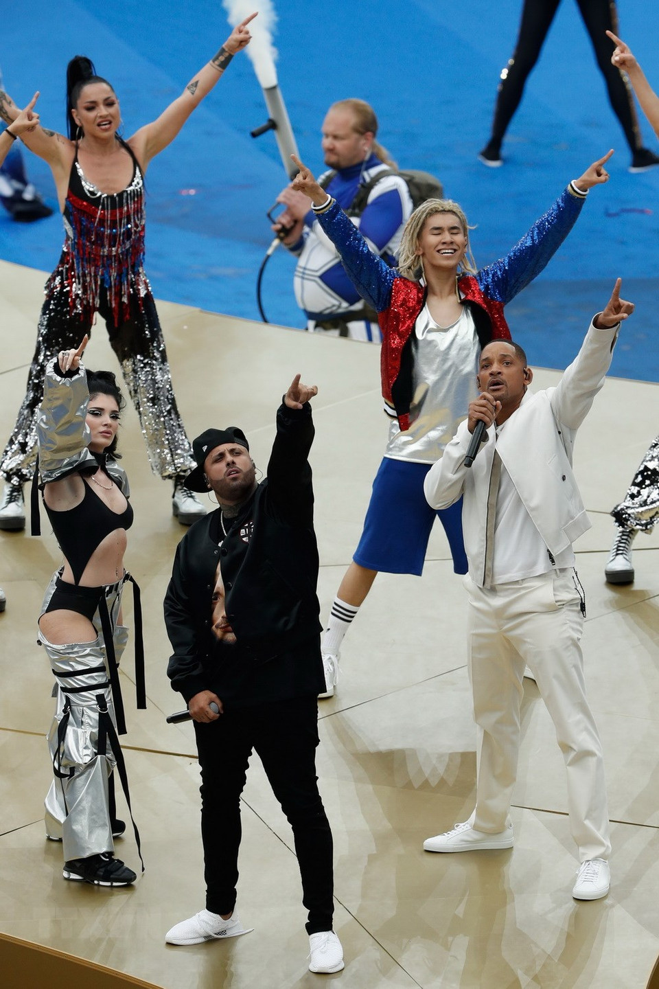  L'acteur américain et rappeur Will Smith (droite), accompagné sur scène de Nicky jam (centre) et d'Era Estref (gauche), ainsi qu'une centaine de danseurs et danseuses sur le terrain, présentent une chorégraphie impressionnante.