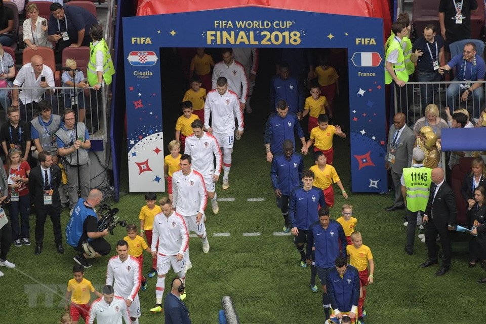  Les équipes de France et de Croatie entrent sur le terrain pour la finale.