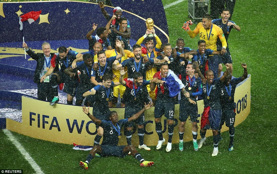  Les Bleus soulèvent la Coupe du monde.