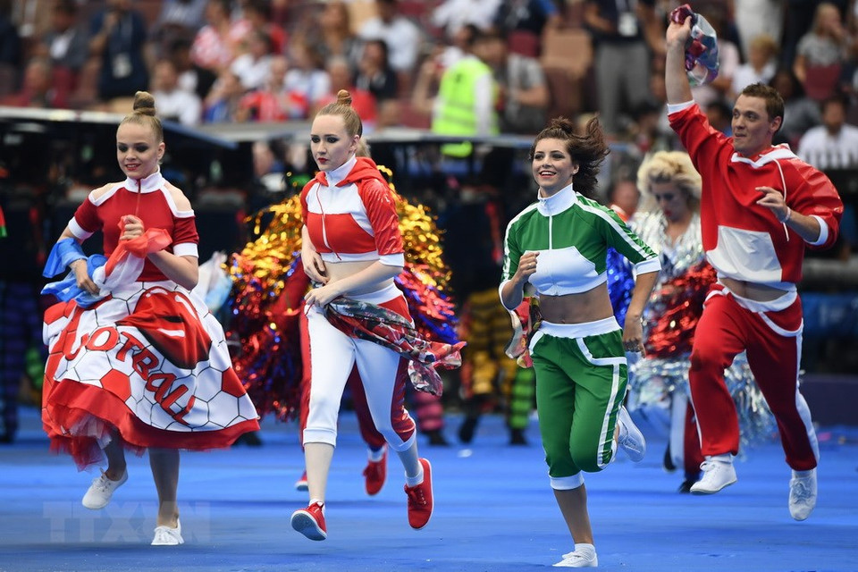  Des danseurs ont mis l’ambiance avant le match de football le plus important de l’année tenu au stade de Loujniki à Moscou.