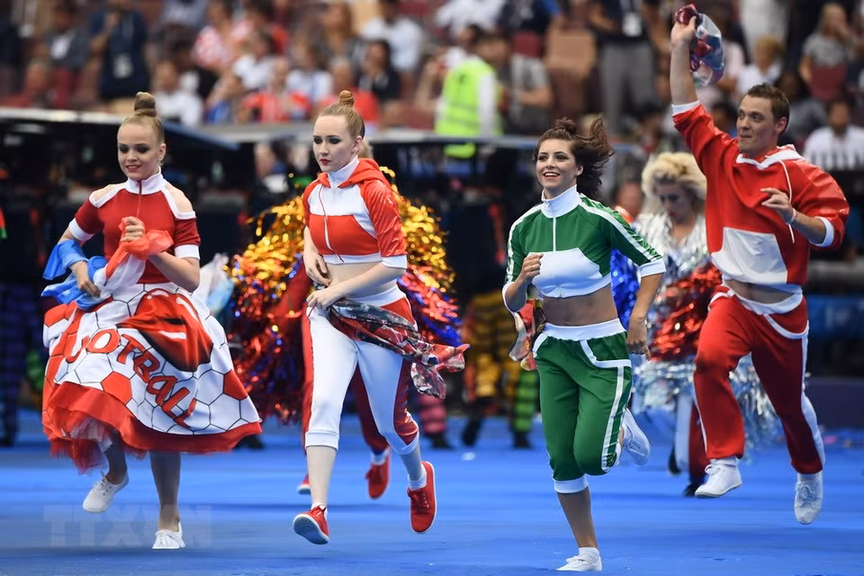  Des danseurs ont mis l’ambiance avant le match de football le plus important de l’année tenu au stade de Loujniki à Moscou. 
