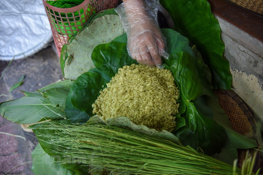  Cette spécialité gourmande n’est pas réservée aux personnes pressées. À ce moment-là, on peut apprécier la frugalité dans la délicatesse du côm avec le parfum des feuilles de lotus. Tout cela retient la tiédeur de l’été sur les lacs de lotus et l’odeur de la campagne vietnamienne. Si le côm est un plat très populaire, c’est aussi un luxe. Pour goûter ce précieux présent de Hanoï, on peut le manger directement, avec une banane ou un kaki mur, ou avec un thé aux pétales de lotus du lac de l’Ouest de Hanoï. Mais il y a aussi beaucoup de plats particuliers préparés à base de côm : cha côm (jeune riz et hachis de porc mélangés et frits), côm xao (riz sauté sucré), chè côm (jeune riz gluant cuit dans du sirop), banh côm (pain de côm garni) qui est l’un des cadeaux de mariage au Vietnam... Photo: VietnamPlus