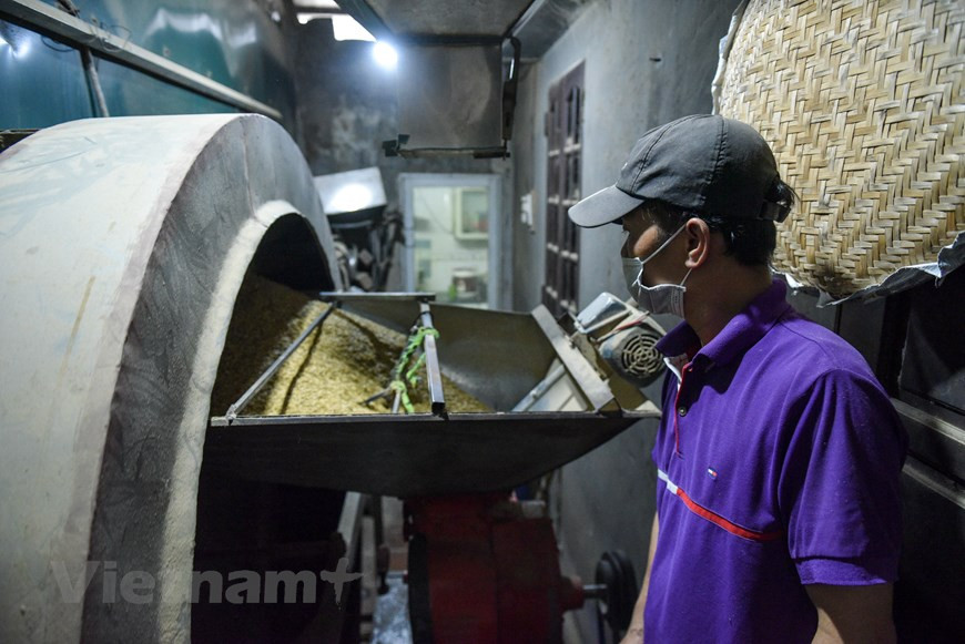  ''Nous avons profité du Sommet États-Unis - République populaire démocratique de Corée pour présenter notre côm au plus grand nombre d’étrangers possible. Notre village compte 85 fabricants de côm, et nous serions tous heureux de vous accueillir chez nous pour vous faire découvrir notre métier'', dit-il. Il y a deux saisons principales pour faire le côm : au début de l’été et en automne, vers le milieu du 7e mois lunaire. Les fins connaisseurs vous diront que c’est à ces moments-là que le côm atteint son pic de saveur, ce qui n’est pas peu dire. En effet, les Hanoïens vivant loin de chez eux, et même à l’étranger, se souviennent de la saveur du côm, en particulier lors de la fête de la mi-automne. Photo: VietnamPlus