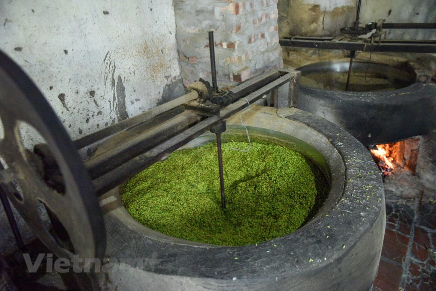  Mécanisation oblige, les machines ont remplacé les humains dans la quasi-totalité des étapes de production. Le côm de Mê Tri ne fait pas exception, mais cela n’affecte en rien sa qualité, assure Nguyên Huu Cân, un autre villageois. "La confection artisanale était pénible et nécessitait plusieurs personnes. Maintenant, les machines peuvent torréfier, mouler, piler et laver le riz. C’est moins fatigant, plus productif et la qualité du côm reste exactement la même, affirme-t-il. Du coup, nous diversifions notre offre en proposant, outre le côm brut, des pâtés, des gâteaux et du riz gluant cuit à la vapeur avec du côm. Nos produits sont même exportés dans bien des pays". Photo : Vietnamplus