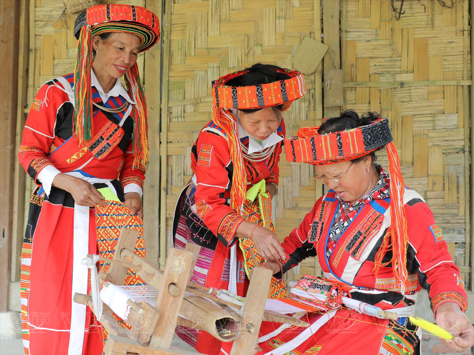  Les Pà Then, l'une des 54 ethnies au Vietnam, vivent principalement dans les provinces montagneuses de Hà Giang et Tuyen Quang (Nord). Comme d'autres ethnies minoritaires au Vietnam, les femmes Pà Then maîtrisent l'art de tisser les vêtements traditionnels de leur communauté.
