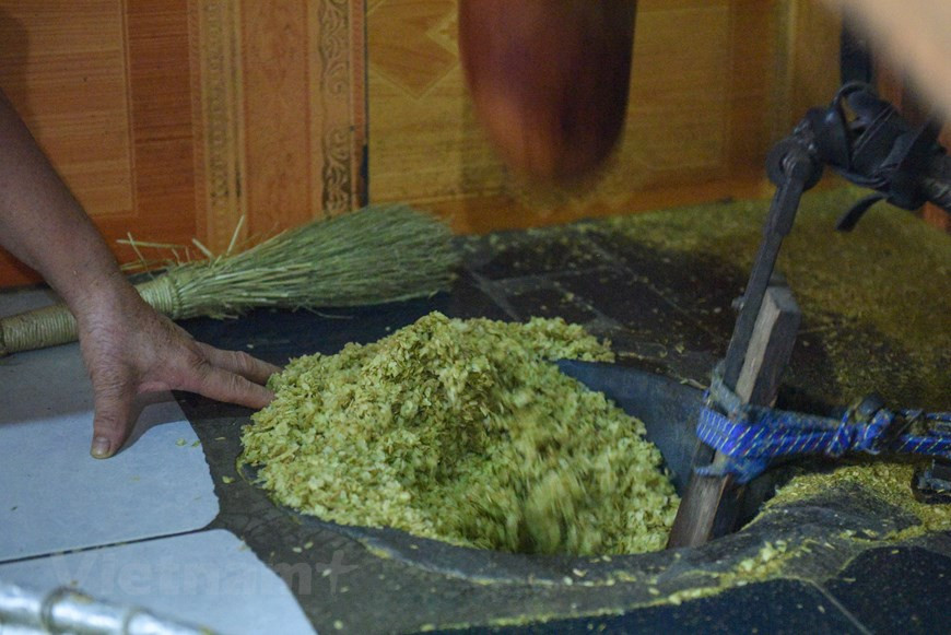  Le côm est servi essentiellement comme encas quotidien. Sur la manière et l’art de le déguster, l’anthropologue Huu Ngoc a décrit dans son article Le côm, rédigé en mai 1998 et figurant dans le livre À la découverte de la culture vietnamienne :''...De couleur vert tendre et d’un parfum léger, il se mange tel quel et a une saveur délicieuse, surtout mâché lentement. Le côm est dégusté seul ou avec des kakis rouges ou des bananes mûre''. Le côm peut être transformé en plusieurs mets selon différentes recettes en y incorporant plusieurs autres ingrédients (sucre, pâte de haricot mungo, viande de porc, etc.). On peut le transformer en compote, en glace, en pain garni ou en galettes. Photo: VietnamPlus