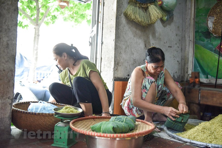  Fiers de leur spécialité, les villageois de Mê Tri n’ajoutent aucune couleur artificielle à ces grains de riz parfumés, souples, juste suffisamment gras pour satisfaire les palais raffinés en quête de délice et d’authenticité. Le côm brut est emballé dans une feuille de lotus et attaché par une paille tout juste sortie du champ. Les parfums de l’un et de l’autre se mélangent, se complètent… et vont loin, très loin même : jusqu’aux États-Unis, puisqu’en mai 2016, lors de sa visite au Vietnam, le président Barack Obama s’est rendu à Mê Tri. Un grand événement que les villageois ne sont pas près d’oublier. Mais Dô Huy Hùng, président du club des fabricants de côm du village, veut voir encore plus loin. Photo: VietnamPlus