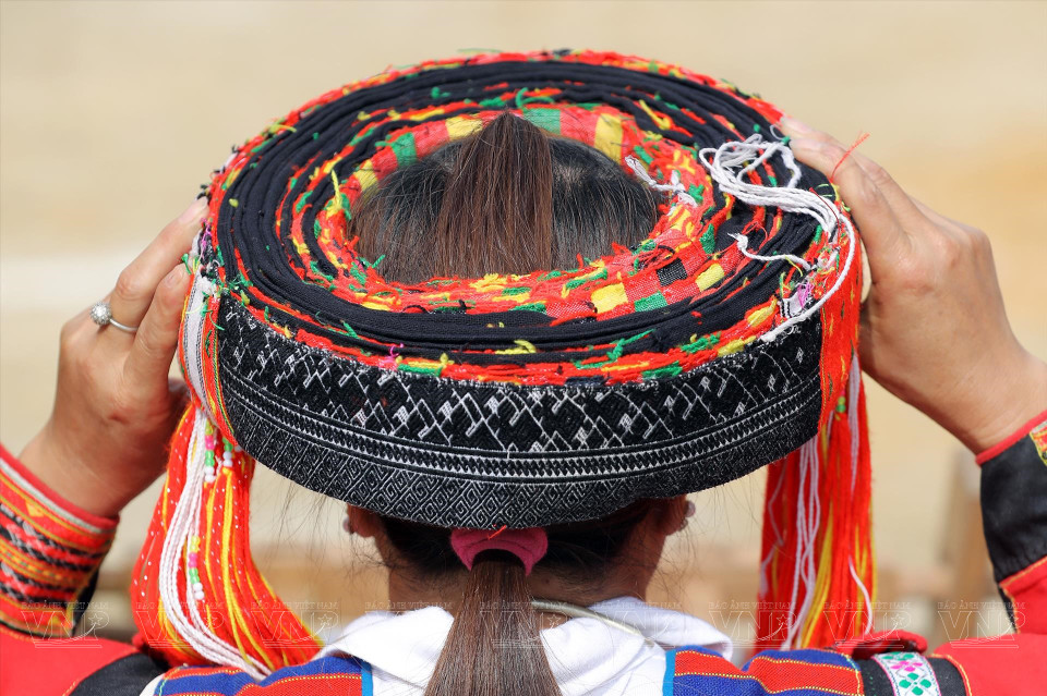  Entre deux périodes de travaux agricoles, les femmes Pà Then tissent des brocarts, contribuant à l'augmentation de leurs revenus.