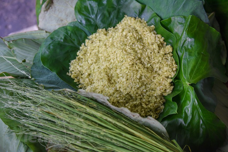  Pour les hanoïens, le côm (riz gluant jeune en granules aplatis) est un cadeau particulier de l’automne. Le village de Mê Tri dans l’arrondissement de Nam Tu Liêm, à Hanoï, est spécialisé depuis des siècles dans cette spécialité. Ces jours-ci, le village de Mê Tri, est empli du son du pilon battant du côm et du doux parfum de ce plat. Chaque année, des villageois de Mê Tri produisent le côm selon le calendrier des riziculteurs: entre les deuxième et quatrième mois lunaires et entre les septième et dixième mois lunaires. Depuis des siècles, le procédé de production reste le même. Photo: VietnamPlus