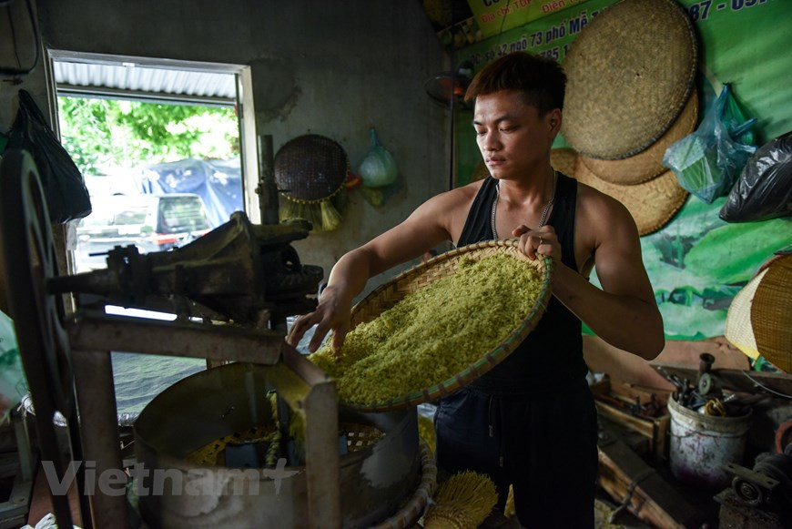  Une fois légèrement refroidies, elles sont ensuite pilées dans un mortier pour être décortiquées. Durant le pilage, on cherche à éliminer au fur et à mesure les balles jusqu’à obtention de graines vraiment liantes. Le produit fini doit être obligatoirement enveloppé - souvent dans des feuilles de lotus frais - afin qu’il ne sèche pas et ne perde pas sa couleur verte. Le parfum du côm et celui des feuilles de lotus fraîches se marient bien, donnant la saveur particulière du côm de Hanoï. Les Hanoïens le considèrent comme une spécialité à ne pas rater en automne et un cadeau particulier. Photo: VietnamPlus 