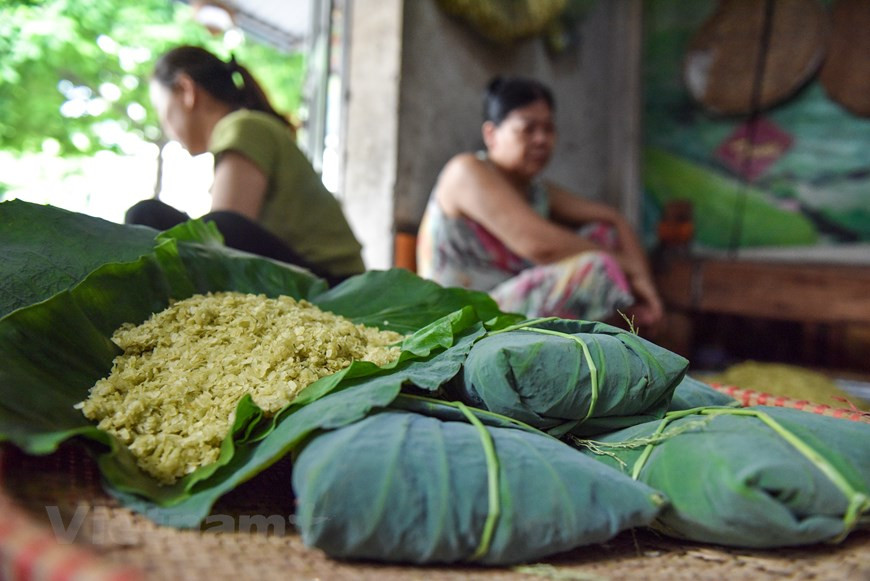  Il y a deux saisons principales pour faire le côm, le début de l’été et en automne, vers le milieu du 7e mois lunaire. Cela fait plus d’un siècle que les villageois de Mê Tri confectionnent le côm. La spécialité de Mê Tri a été inscrite en 2019 au patrimoine culturel immatériel national par le ministère de la Culture, des Sports et du Tourisme. Ces dernières années, Mê Tri organise des fêtes culturelles du côm dans le but d’aider les jeunes générations à mieux comprendre les valeurs de ce village de métier traditionnel et de son produit grâce à des échanges avec des historiens et des spécialistes de Hanoï. Photo: VietnamPlus