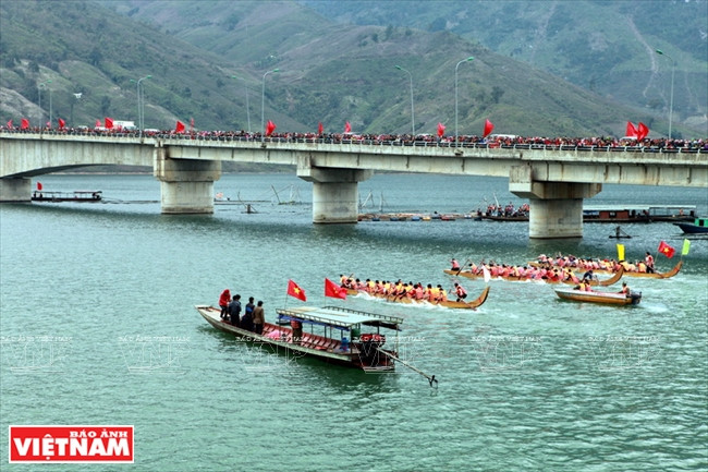 Festival de course de bateaux traditionnels des Thaï dans le district de Quynh Nhaï.