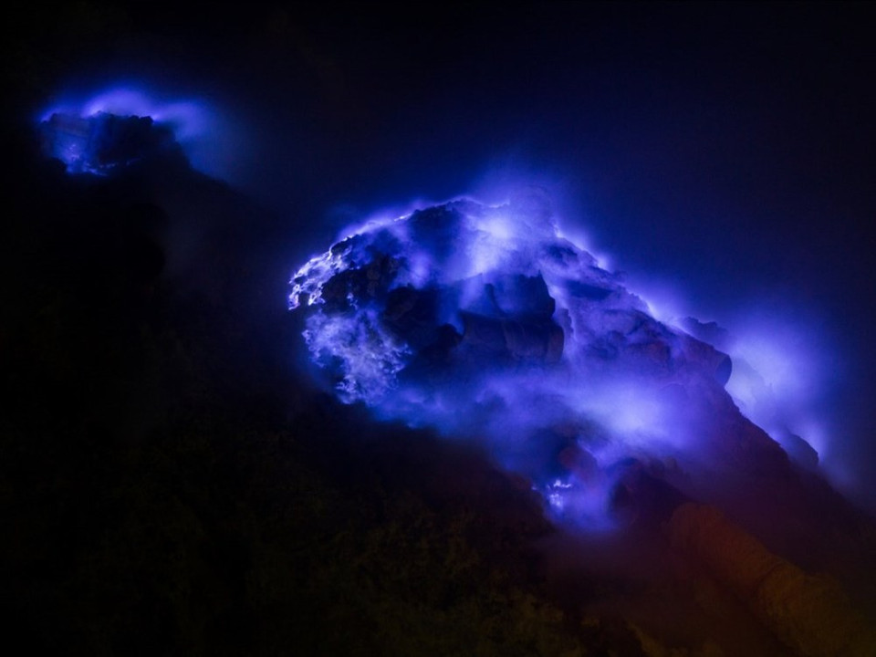 Situé dans l'île de Java en Indonésie, le volcan Kawah Ijen est connu pour son lac très acide. Mais il présente aussi une particularité : des flammes bleues apparaissent la nuit sur ses flancs. Credit photo : National Geographic