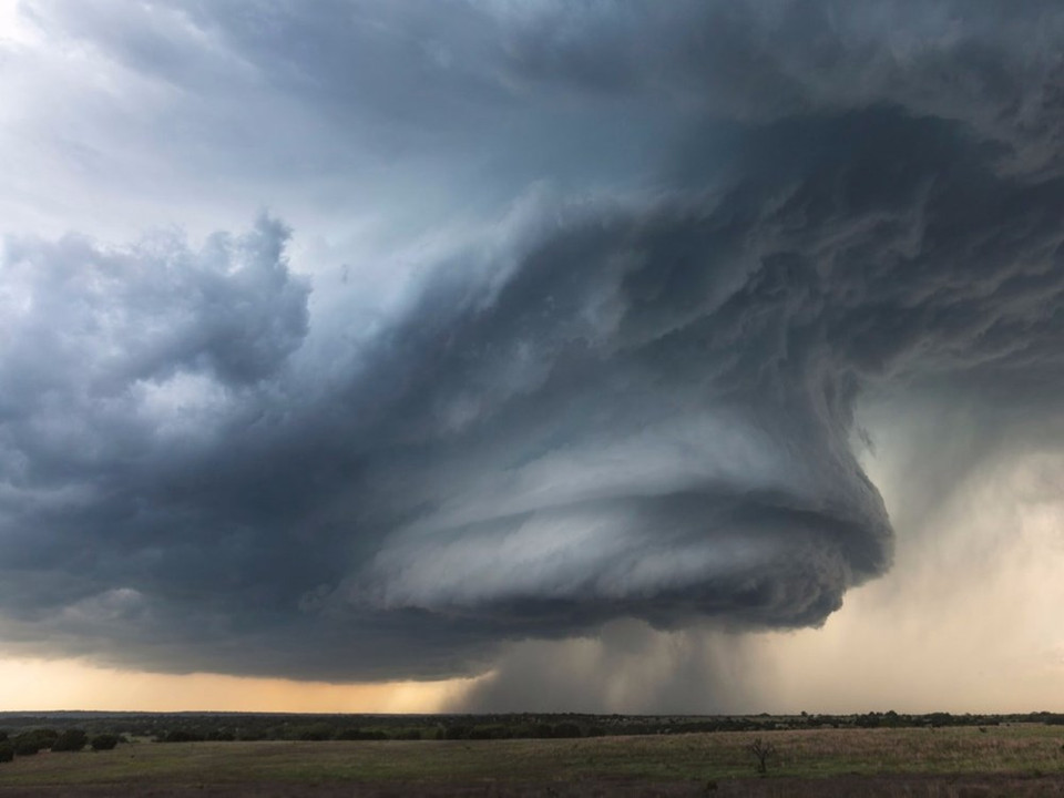 Une tornade est un tourbillon de vents extrêmement violents, prenant naissance à la base d'un nuage d'orage lorsque les conditions de cisaillement des vents sont favorables dans la basse atmosphère. Credit photo : Daily Mail