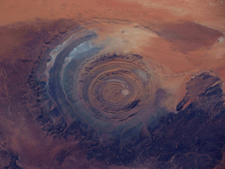 La structure de Richat, surnommée aussi "l'oeil du Sahara", est une structure géologique située dans le désert du Sahara en Mauritanie. Credit photo : NASA