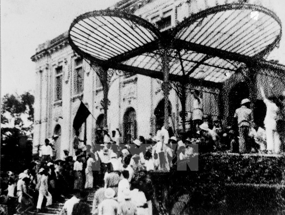 Après le grand meeting de l'Opéra de Hanoi, les Hanoïens ont pris d'assaut le palais du Gouverneur du Tonkin. Source : archives de la VNA