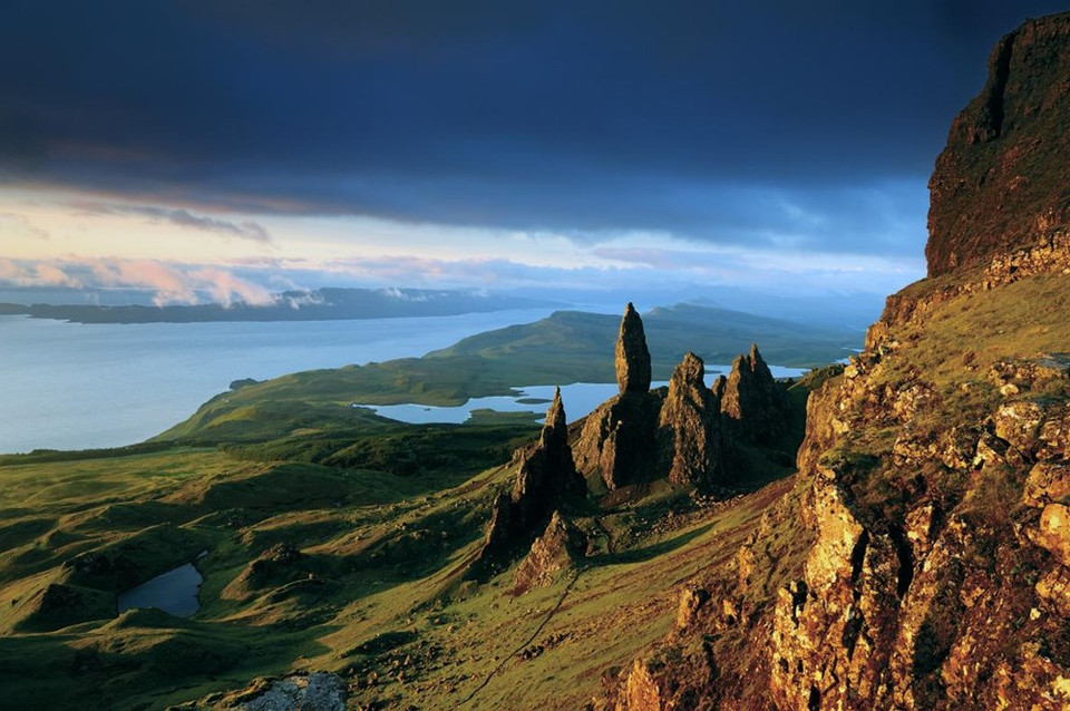 Skye est l'île la plus vaste au nord de l'archipel des Hébrides intérieures, en Écosse. Skye attire les touristes avec des paysages naturels spectaculaires et de magnifiques rochers. 
