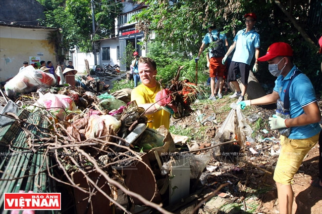 James Joseph Kendall et les élèves de l’école secondaire Hông Hà ramassent des ordures dans la ruelle Tô Ngoc Vân, Tây Hô.
