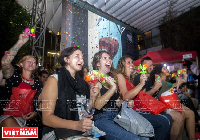 Des spectateurs fascinés par la performance de Saigon Players.