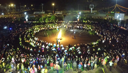 Main dans la main autour du feu. 