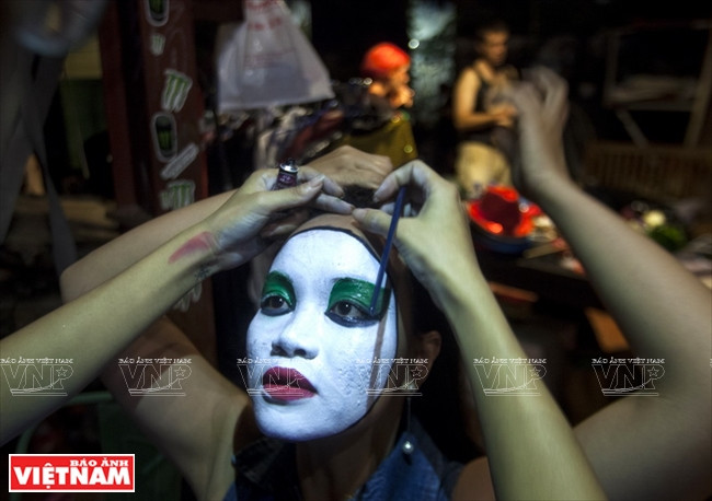 Maquillage avant de monter sur scène..