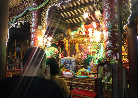 Visite à la pagode. 