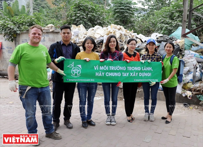''Keep Hanoi Clean'' en action dans la rue Pham Van Dông. 