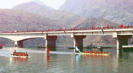 Course de pirogues traditionnelles. 