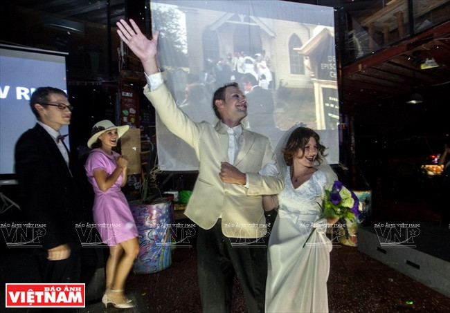 Les membres de Saigon Players sont toujours confiants sur scène.