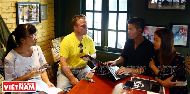 Discussion avant le ramassage des déchets.