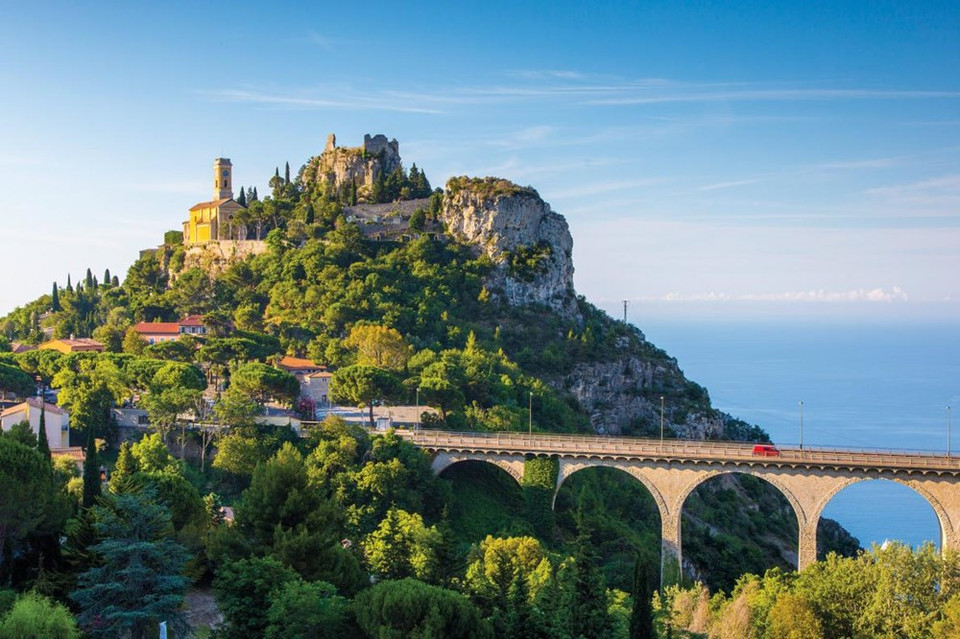Riviera est le nom donné à la région côtière de la mer Méditerranée, depuis la côte d'Azur en France jusqu'au-delà de La Spezia en Italie, qui est réputée pour son climat doux et frais en été. La cuisine, de belles plages et des hôtels de luxe sont des éléments attrayants de cette région.