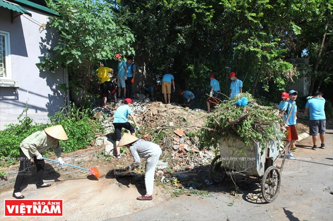 Les bénévoles ont été divisés en petits groupes pour nettoyer chacun un secteur.