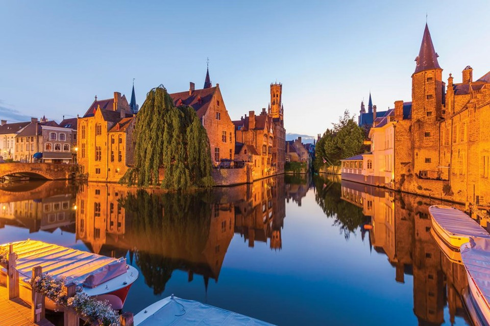 Les canaux de Bruges, en Belgique, au crépuscule.