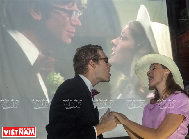 La troupe Saigon Players joue une pièce.