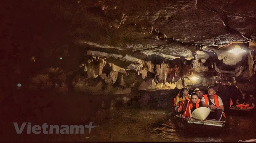 En traversant ces grottes, on découvre une forêt paradisiaque de stalactites et stalagmites dont les formes, suscitant l'imagination, ont donné leur nom à nombre de ces grottes.