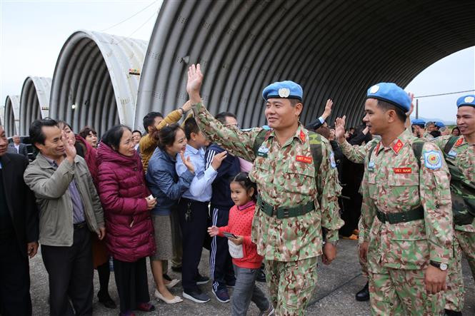 Des soldats et officers de l’Hôpital de campagne de 2e niveau No2 font leurs adieux à leurs proches à l'aéroport Noi Bai