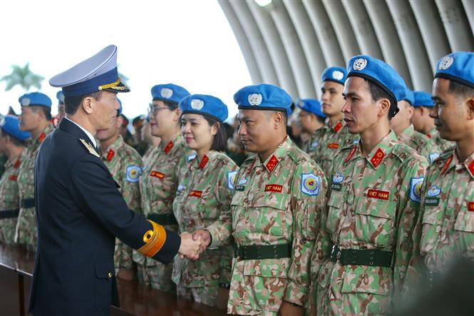 Le contre-amiral Nguyen Trong Binh, chef d'état-major adjoint de l'Armée populaire du Vietnam encourage des soldats vietnamiens devant leur départ pour le Soudan du Sud