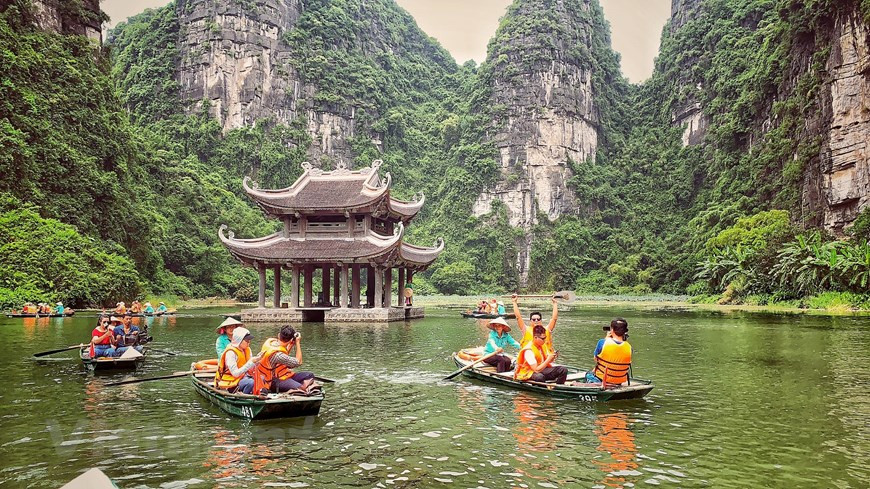 Trang An est connu non seulement en tant que destination aux paysages pittoresques, mais aussi comme espace sacré pour les bouddhistes avec de nombreux pagodes et temples.