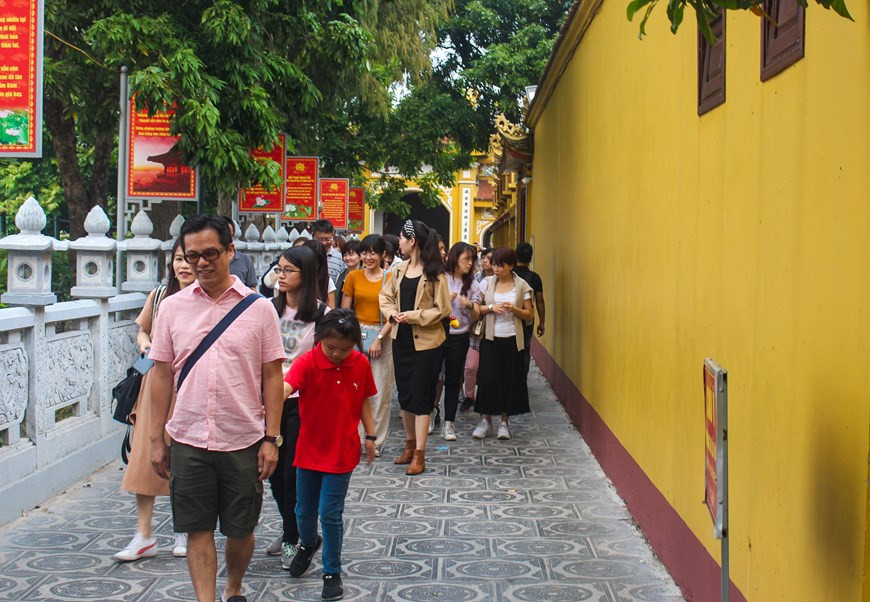Avec toutes les valeurs historiques et architecturales qu’elle possède, la pagode Tran Quoc ne mérite pas seulement d’être visitée en tant que sanctuaire sacré du bouddhisme attirant d’innombrables croyants bouddhistes, mais aussi une destination indispensable pour les explorateurs culturels au Vietnam. Photo: Vietnam+