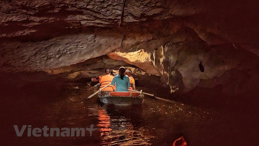 Trang An abrite une cinquantaine de grottes reliant 30 petites vallées qui se succèdent sur environ 10 kilomètres du nord au sud. C'est la destination rêvée pour ceux qui aiment découvrir la nature.
