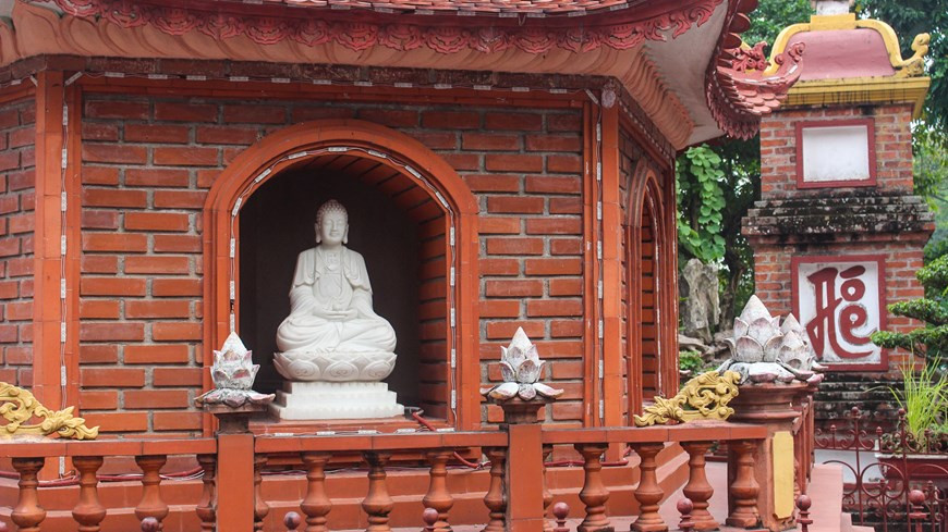 Chaque étage du stupa comprend six portes voutées, chacune renferme une statue de Bouddha. Photo: Vietnam+