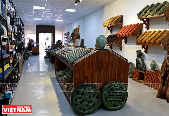 Les tuiles yin-yang, les briques à revêtement ornées de motifs floraux sont appréciées des clients pour leur qualité, leur durabilité et leus modèles sophistiqués.