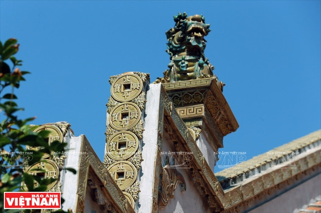 Les céramiques en forme de lion, à l’usage géomantique, mettent en relief la beauté des maisons communales et des pagodes vietnamiennes.