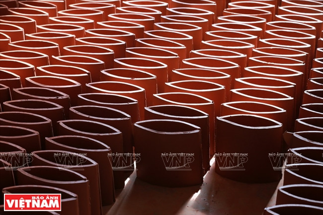 Les tuiles yin-yang sont séchées et nettoyées avant la cuisson.