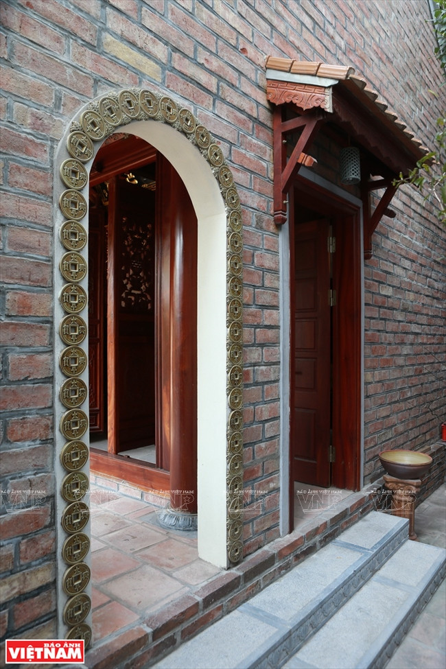 Céramiques décoratives à la porte d’entrée d’une vieille maison.