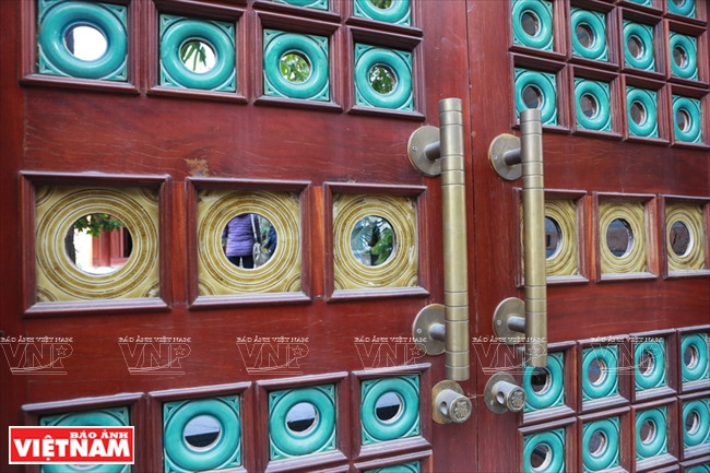 Des briques en porcelaine émaillée pour ventilation, de différentes couleurs.