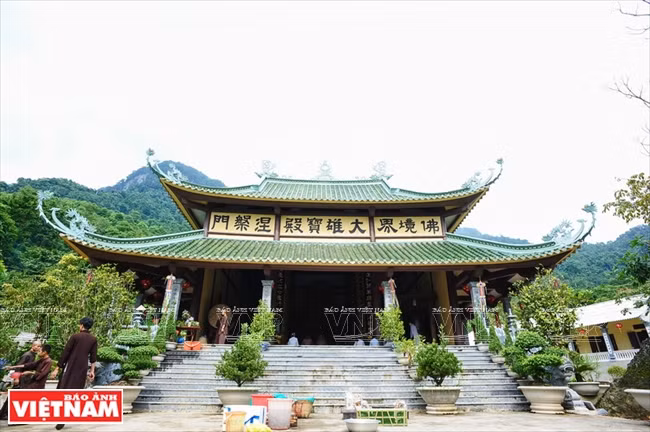 Toit couvert de tuiles yin-yang émaillées de marque « Céramique Thanh Hải » de la pagode Tan Viên (Hanoi). Photo d’archives.