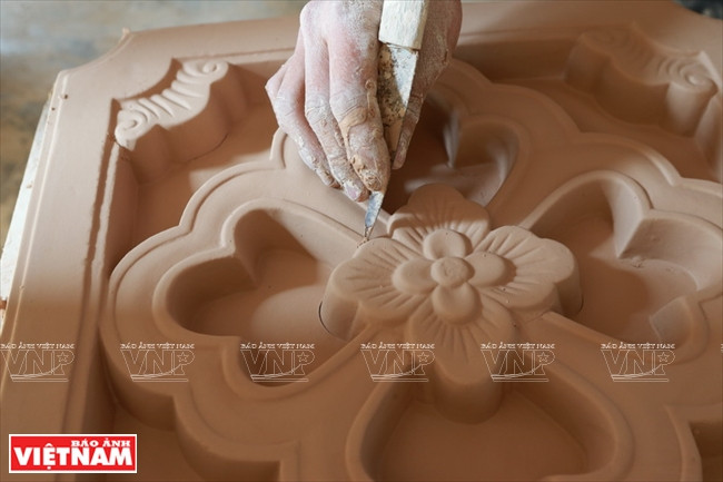 Sculpture d’une céramique à la main.