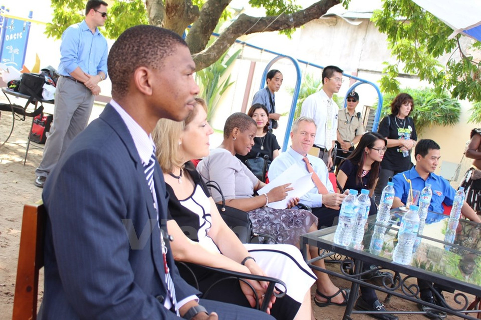 Les ambassadeurs des Etats-Unis, d'Afrique du Sud et des représentants de plusieurs organisations internationales de préservation des animaux sauvages participaient à ce programme.