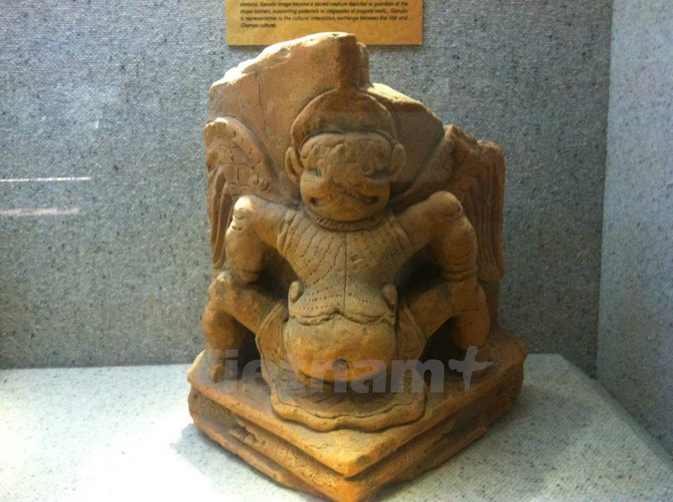 Ornement en faïence en forme d’oiseau sacré Garuda (art cham, royaume du Champa). 